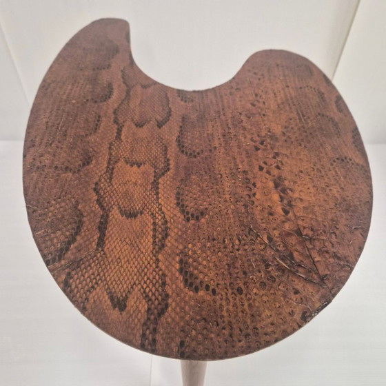 Image 1 of Vintage bijzettafel uit de jaren 50 met statief, imitatie slangenleer