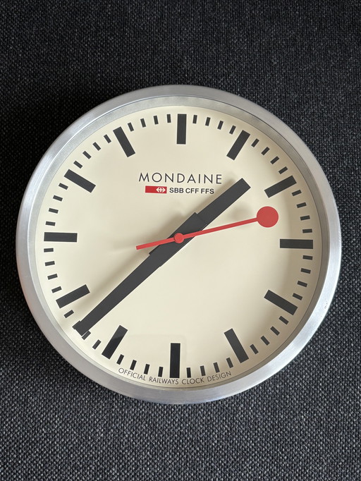 Mondaine Horloge officielle des chemins de fer suisses - horloge murale argentée 25 cm