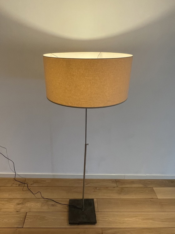 Einzigartige, skulpturale Stehlampe mit handgeschmiedetem Stahlfuß – Stehleuchten, Metal, Textile (photo 4 of 6)