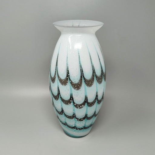 1960er Jahre Luxuriöse handgefertigte Vase aus Muranoglas. Hergestellt in Italien
