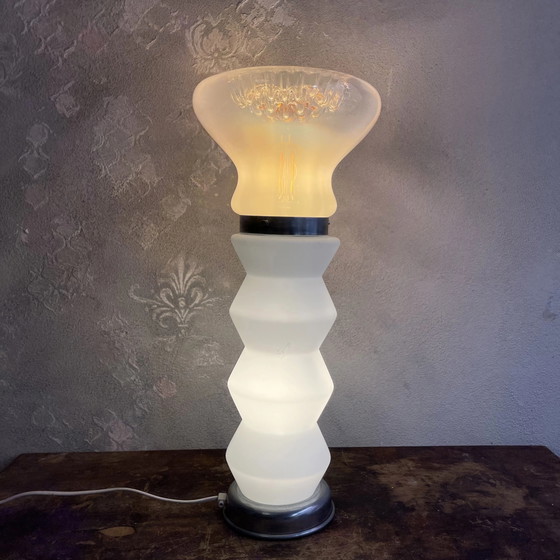 Lampada da tavolo Space Age in vetro di Murano e opalino anni '80, Attribuibile a MAZZEGA – Home Design (photo 2 of 15)