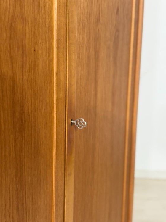 Image 1 of Hoogtepunt van Deens design: Tijdloze teakhouten kledingkast
