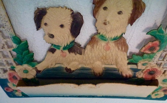Image 1 of Vintage wanddecoratie in gesneden karton met een afbeelding van twee Schotse terriërs. 