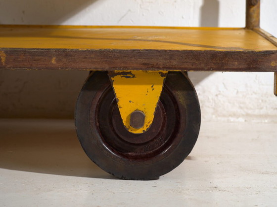 Chariot industriel en métal jaune – Chariot d'usine Europe – circa 1950 – Dessertes, Metal, Iron (photo 31 of 35)