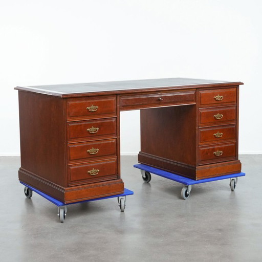 Klassiek chesterfield bureau/partner desk in Engelse stijl met een zwart lederen blad