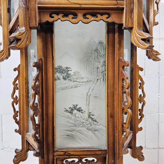 Image 1 of Lanterne/suspension chinoise vintage en bois avec panneaux de verre et scènes traditionnelles