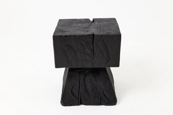 Image 1 of Rustieke, sculpturale bijzettafel/kruk, gebrand zwart eikenhout, gesneden, uniek, Logniture