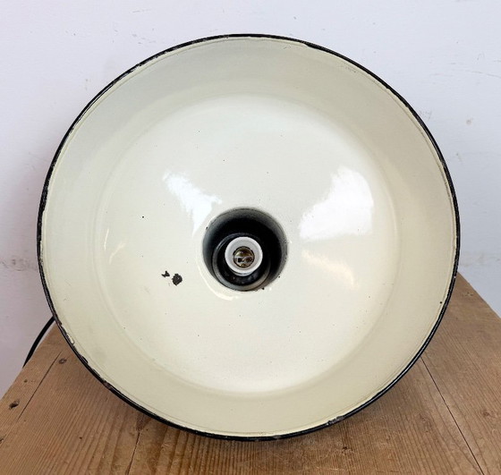 Image 1 of Industriële zwarte geëmailleerde fabriekslamp met gietijzeren bovenkant, jaren 50