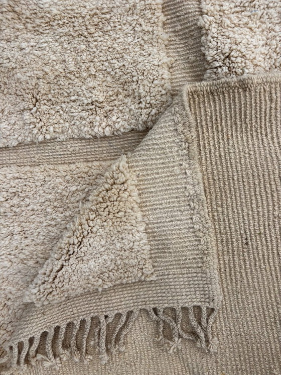 Image 1 of Moderner weißer marokkanischer Mrirt-Wollteppich 200 x 260 cm – Abstrakter handgewebter Berberteppich