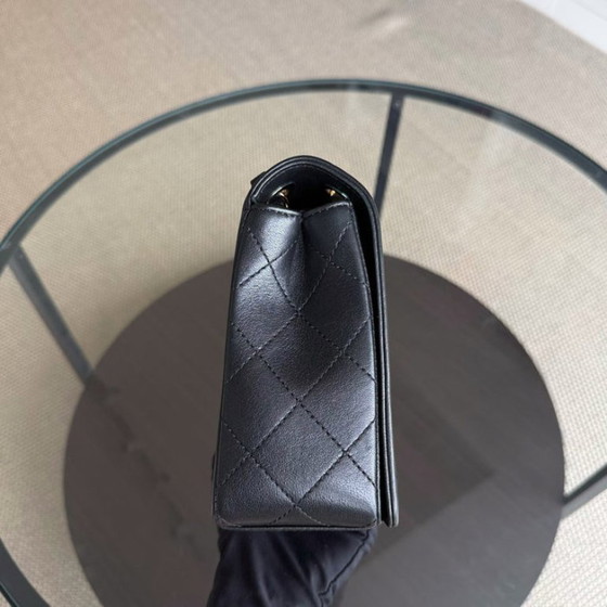 Image 1 of Borsa Chanel Seasonal Flap Mademoiselle - 28 cm in pelle di agnello trapuntata nera con finiture dorate, serie 23