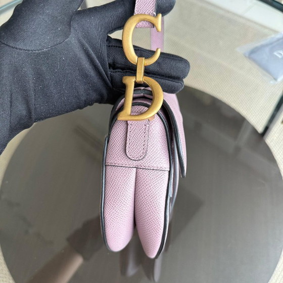 Image 1 of DIOR SADDLE SMALL - VERSTELBARE STIJL VAN KALFSLEER MET NERF, NUDE ROZE EN GOUDEN BESLAG