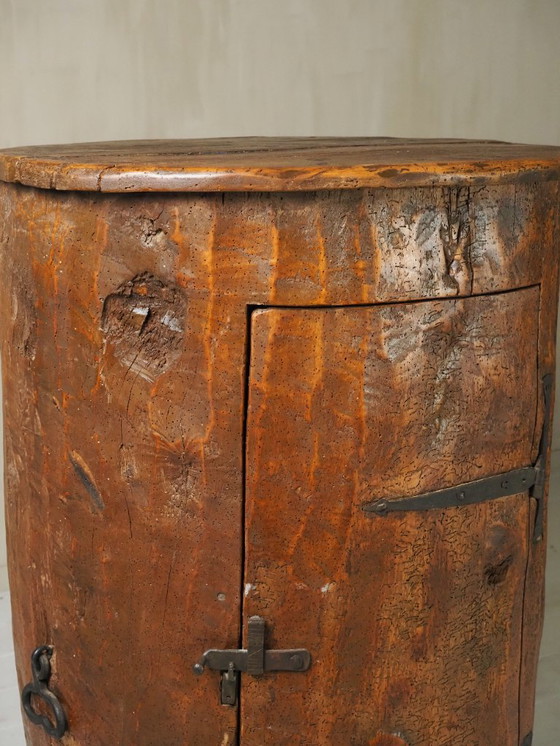 Image 1 of Cabinet d'art populaire primitif fabriqué à partir d'un vieux tronc d'arbre.