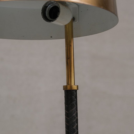 Image 1 of Lampe de table suédoise en laiton et cuir, style milieu du XXe siècle