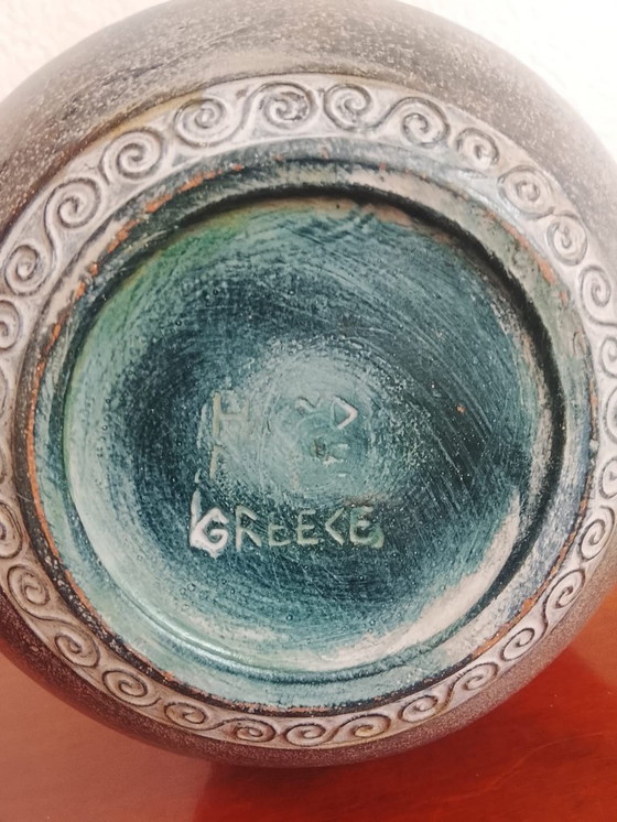 Image 1 of Handgemaakte Griekse Keramische Kruik – Antieke Stijl Reliëfkunst