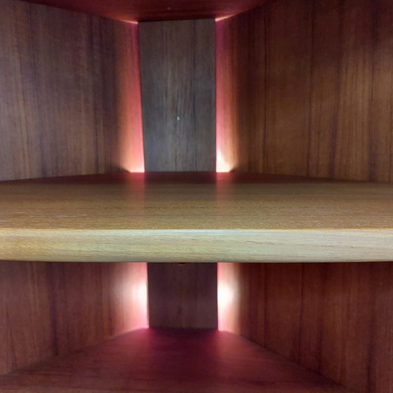 Image 1 of Mobile angolare danese d'epoca, vetrina angolare con illuminazione