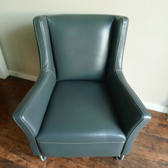 Image 1 of Eleganter anthrazitfarbener Ledersessel „Mace“ von Mammouth, erhältlich bei maxfurn