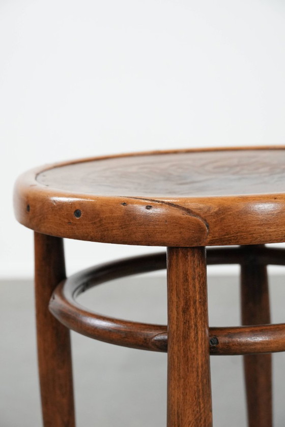 Image 1 of Tabouret ancien en bois courbé de style Thonet, datant du début des années 1900.