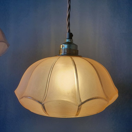 Image 1 of Ensemble de 2 suspensions vintage en verre opalin rose pastel, élégantes en forme de rosace.