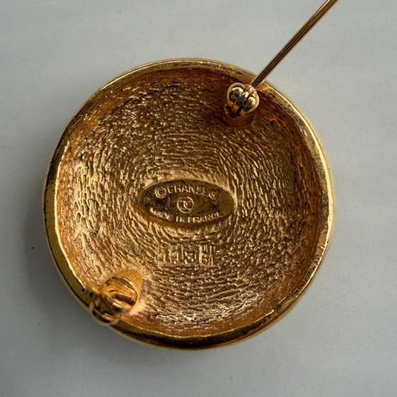 Chanel round CC logo brooch 24k gold-plated – Decorative Objects, Vintage (photo 6 of 9)