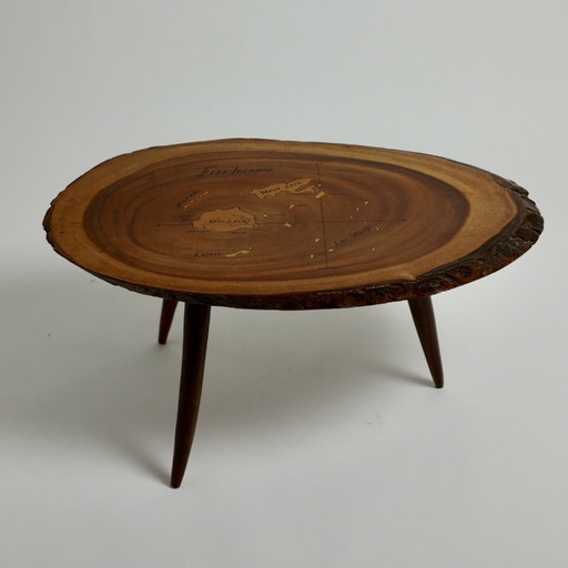Mid-Century Live-Edge Monkey Pod Bijzettafel met Fiji-eilandenkaart, ca. jaren 60