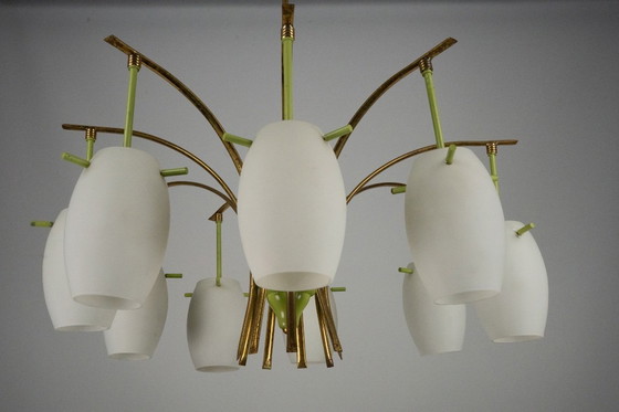 Image 1 of 9-armiger Messing-Kronleuchter aus der Jahrhundertmitte mit grünem Lack und Opalglas. Italien 1950er Jahre