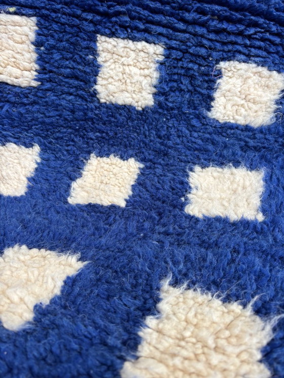 Alfombra marroquí de lana azul cobalto con cuadrados de color marfil, M’rirt hecho a mano, leslosanges (foto 6 de 10)