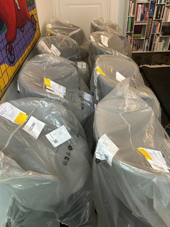 Image 1 of 8 sedie da pranzo Vitra Mikado, tessuto: Volo grigio ferro. Struttura verniciata a polvere basic dark. Nuove.