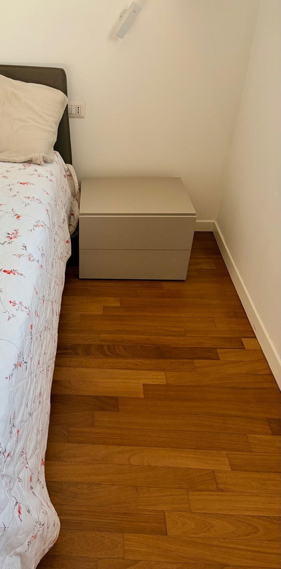 NOVAMOBILI – Siri Bett aus Leder + 2 Easy Nachttische + Easy System Kommode – Doppelbetten, Holz (photo 6 of 8)