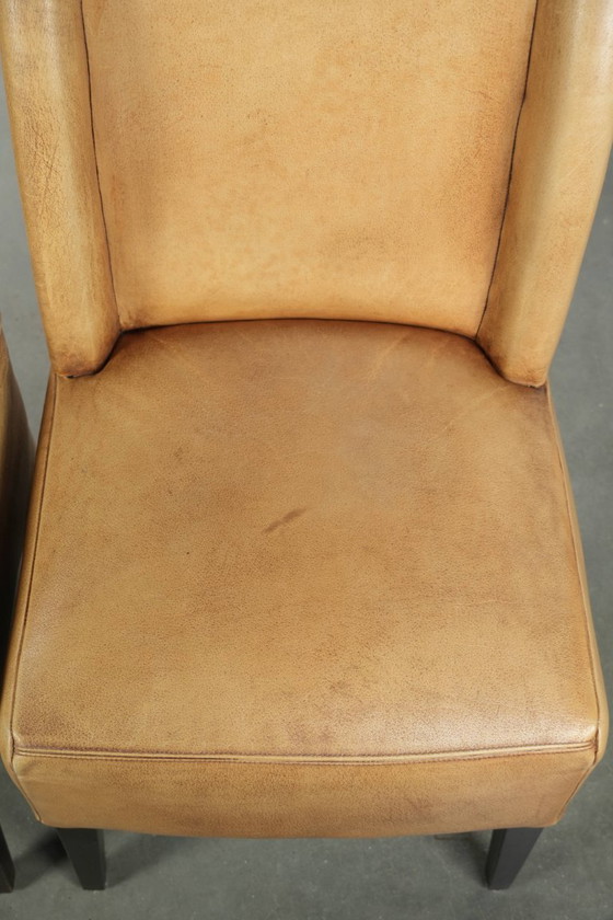 Image 1 of 6 chaises de salle à manger en cuir de vachette clair, avec une belle couleur claire, une assise confortable et un dossier haut.