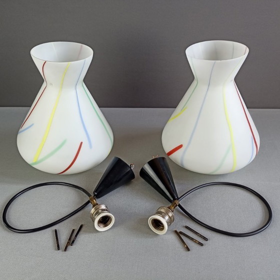 Image 1 of Lampade a sospensione a una luce in vetro opalino multicolore in stile Stilnovo 1950. Una coppia.
