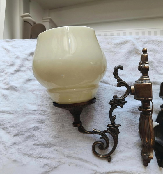 Paire d'Appliques murales Vintage en Laiton Bruni et Verre Opale - Style Baroque – Metal, Glass (photo 3 of 5)