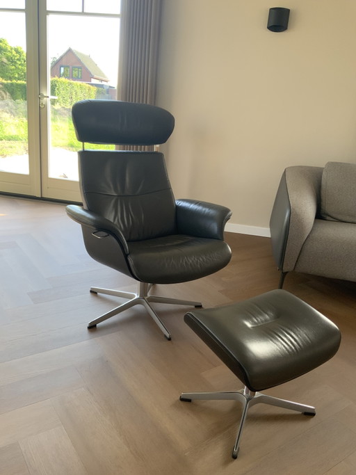 2x Conform Tme Out fauteuils met 1 voetenbank