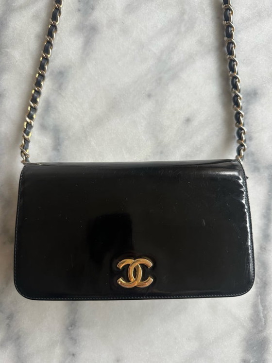 Image 1 of Portefeuille Chanel noir à chaîne