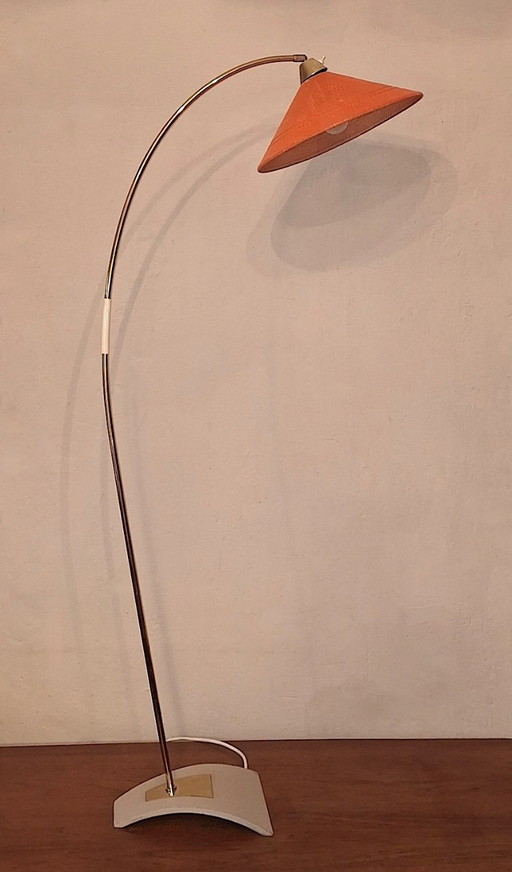 Lampadaire arqué en laiton et métal perforé, style moderne du milieu du siècle, années 1960