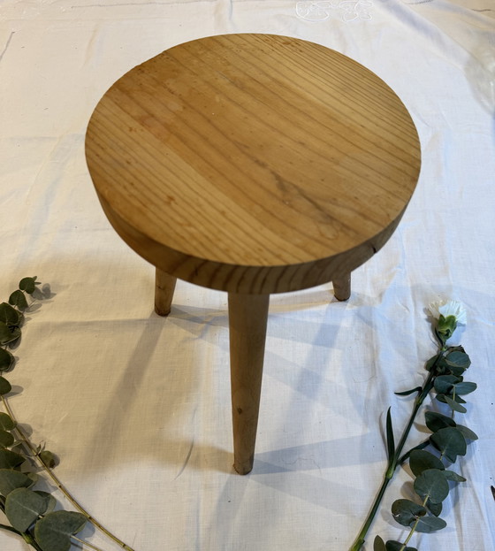 Image 1 of Dreibeinhocker aus hellem Holz