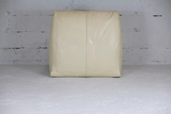 Image 1 of Crèmekleurige fauteuil van leer en schuim