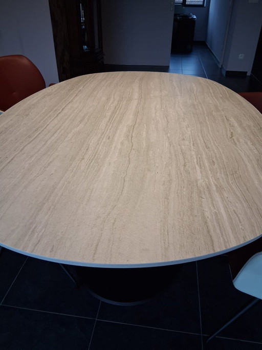 Mesa de comedor Leolux de diseño con 6 sillas tipo cubo Mobitec Mood 95.