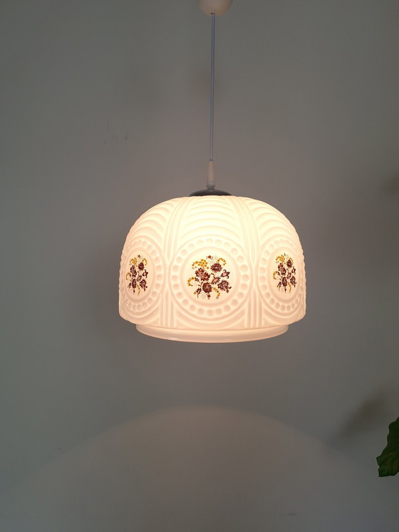 Image 1 of Lampe pendante vintage en verre opalin, lustre Mid Century Sijaj Hrastnik avec abat-jour en verre opalin