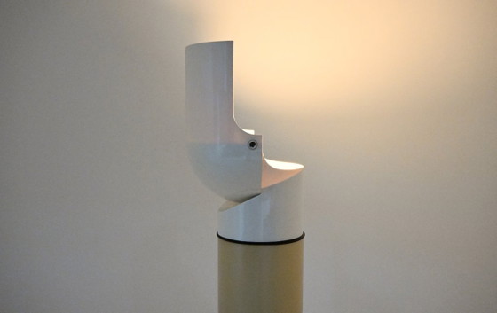 Lampadaire Mezzo Pileo par Gae Aulenti pour Artemide, 1970s – Metal, Plastic (photo 11 of 16)
