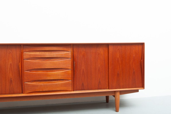 Image 1 of Groot teakhouten dressoir uit Dyrlund, jaren 60