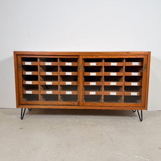 Armadio di Smistamento Tedesco Vintage / Credenza con 24 Cassetti – Pino Massiccio – Credenze, Legno, Ferro (photo 2 of 13)