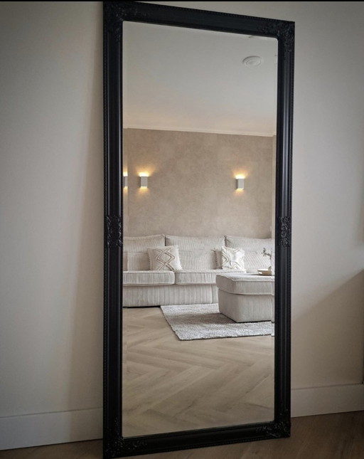 Gran espejo negro mate con facetas estilo hotel chic