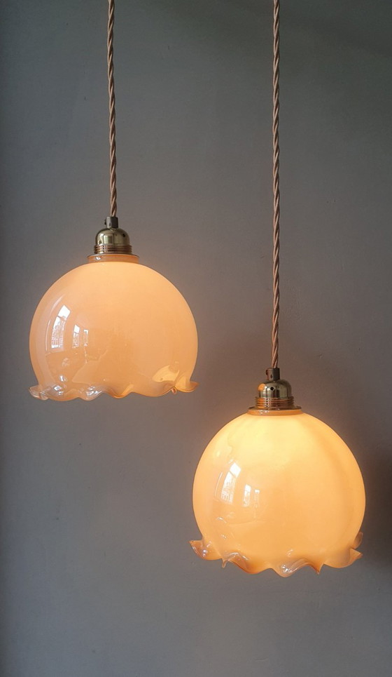 Image 1 of Ensemble vintage de lampes suspendues en opaline en forme de gobelet avec un éclat nacré.