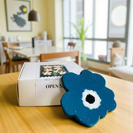 Image 1 of Spilla a mano in legno stile fiore Marimekko