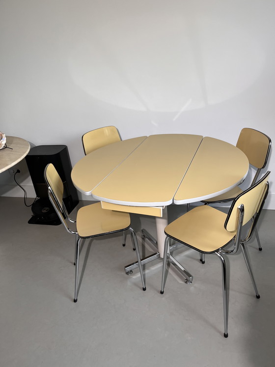 Image 1 of Tavolo in formica color giallo burro con 4 sedie