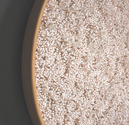 Ronde, gestructureerde 3D-wanddecoratie van klei met lijst: Luxe Slow Living