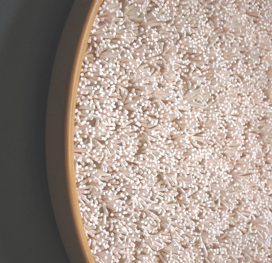 Image 1 of Ronde, gestructureerde 3D-wanddecoratie van klei met lijst: Luxe Slow Living