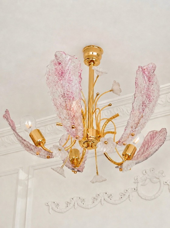 Image 1 of Lustre vintage en verre de Murano, plafonnier en verre rose à motif de feuilles et de fleurs, lustre italien en métal doré, anné