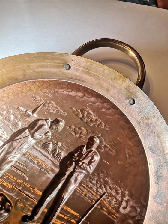 Image 1 of Piatto in rame martellato con scena contadina in stile antico / Retro Vintage anni '60