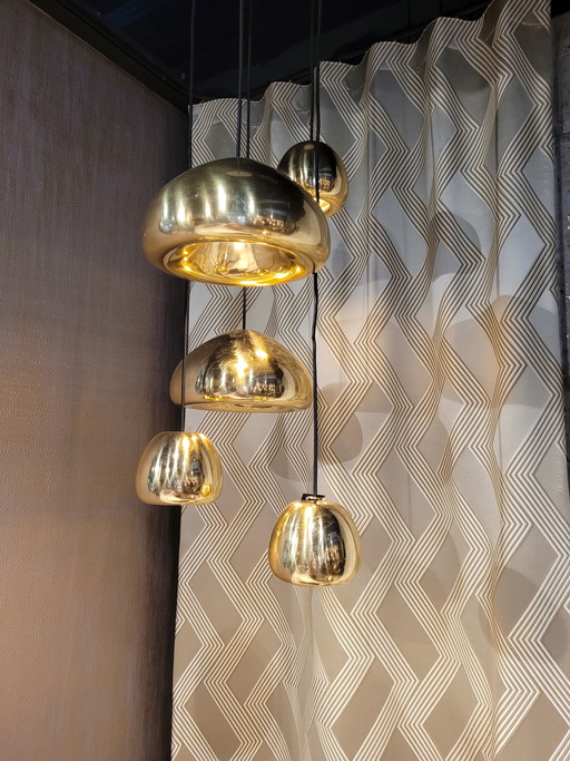 Lámpara colgante Void de Tom Dixon en dorado